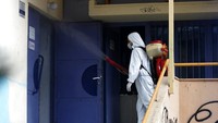 Sebelumnya, petugas juga menyemprotkan desinfektan ke salah satu sekolah yang berada di Thessaloniki, Yunani, Jumat (27/2) lalu. Hal itu dilakukan usai Yunani melaporkan kasus pertama virus corona dimana korbannya merupakan seorang perempuan berusia 38 tahun yang diketahui usai melakukan perjalanan dari wilayah utara Italia. Wanita itu pun dirawat di rumah sakit yang berada di kawasan Thessaloniki. AP Photo/Giannis Papanikos.