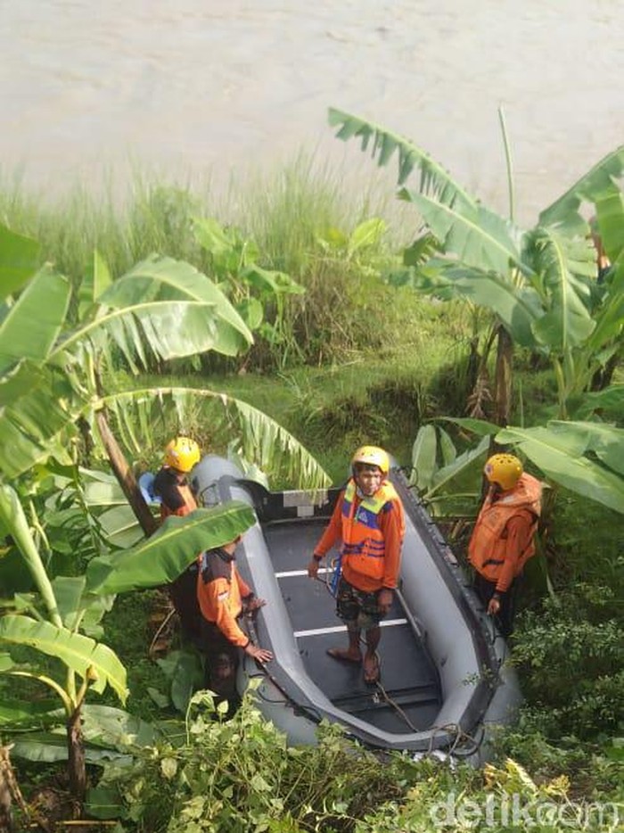 Perahu penyeberangan Sungai Brantas di Jombang terbalik hingga empat orang hilang. Seperti apa kronologinya?