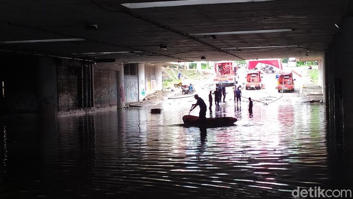 Banjir di underpass Kemayoran pada Minggu (1/3/2020) pukul 11.30 WIB (Luqman Arunanta/detikcom)