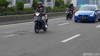 Terlihat pula beberapa lubang di Jalan Gatot Subroto tampak seperti bekas tambalan.