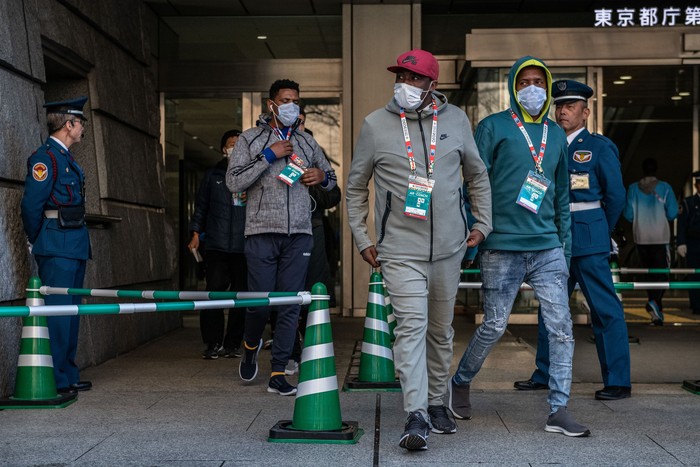 Sejumlah kegiatan terpaksa ditunda akibat wabah virus corona. Meski begitu Tokyo Marathon 2020 tetap digelar dan diikuti oleh sejumlah pelari dunia.