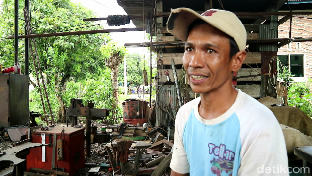 Kaharuddin si perakit helikopter asal Bone.