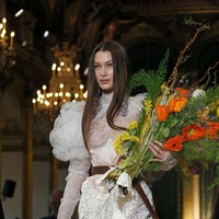 Bella Hadid tampil seksi dan mempesona dengan baju pengantin menerawang. Penampilan spesialnya tersebut dalam rangka fashion show Vivienne Westwood di Paris Fashion Week.  Foto: Getty Images/Thierry Chesnot