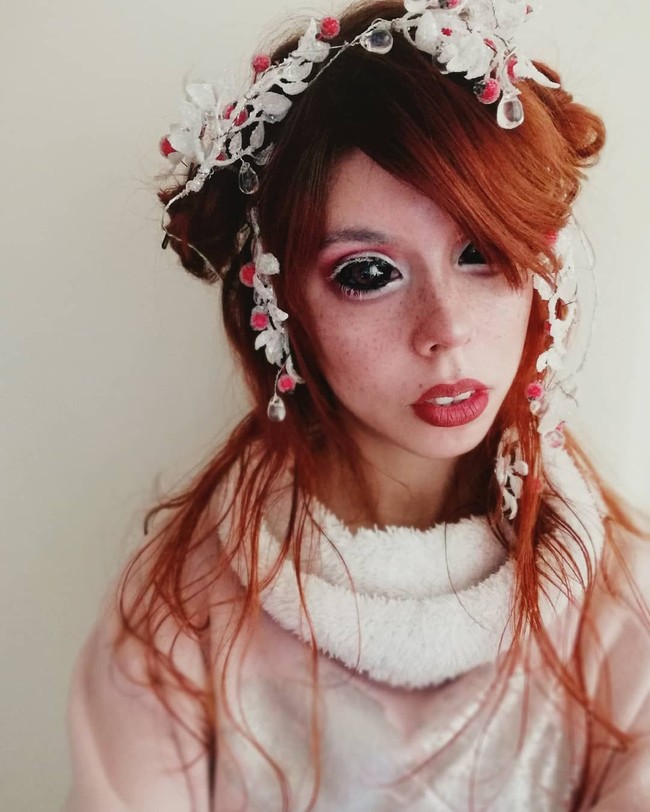 Namun tindakan ekstremnya itu berakhir fatal. Tinta tato mengiritasi matanya hingga mata bagian kanannya mengalami kebutaan. Sayangnya, saat ini dokter tidak optimis bisa menyembuhkan, ucap Aleksandra.  Foto: dok. Instagram