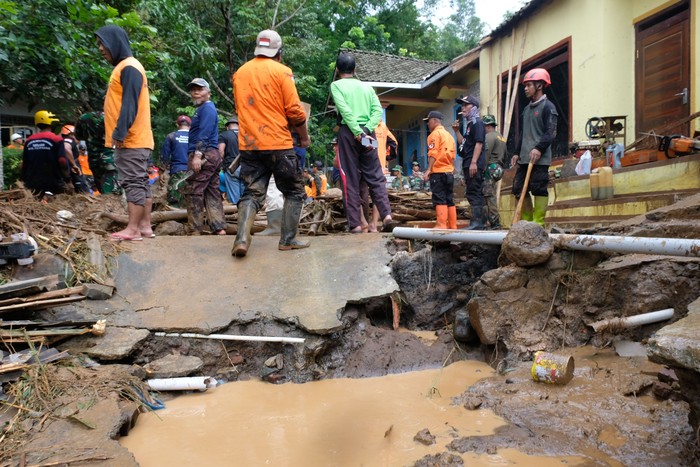 Banjir bandang yang menerjang kawasan Magelang pada Sabtu (29/2) lalu merusak belasan rumah warga. Berikut penampakan kerusakan banjir bandang di kawasan itu.
