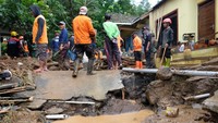 Relawan bersama TNI-Polri menyingkirkan material berupa kayu, bambu, lumpur dan batu di sekitar permukiman yang diterjang banjir bandang di Dusun Semen, Salamkanci, Bandongan, Magelang, Jateng, Minggu (1/3/2020). 
