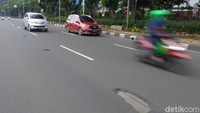 Jalanan berlubang ini bisa ditemui di beberapa titik hingga ke Semanggi.