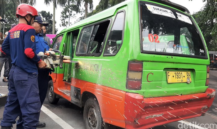 Pemkot Bogor memusnahkan angkot tua. Upaya itu dilakukan sebagai langkah untuk penataan transportasi dan mewujudkan kawasan bebas angkot di wilayah Kota Bogor.