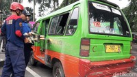 Sejumlah petugas tengah melakukan pemusnahan angkot tua di kawasan Bogor, Jawa Barat, Minggu (1/3/2020).