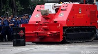 HUT Dinas Gulkarmat ke-101 Provinsi DKI Jakarta juga memamerkan sejumlah robot canggih untuk membantu petugas memadamkan api di ibu kota.