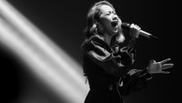 Bunga Citra Lestari jadi bintang tamu di konser Ronan Keating di Pullman Hotel Central Park, Jakarta Barat, Sabtu (29/2/2020). (Foto: Hanif Hawari)