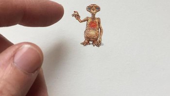Untuk memulai karyanya, Rothshank membuat sketsa menggunakan pensil mekanik. Foto: Brooke Rothshank