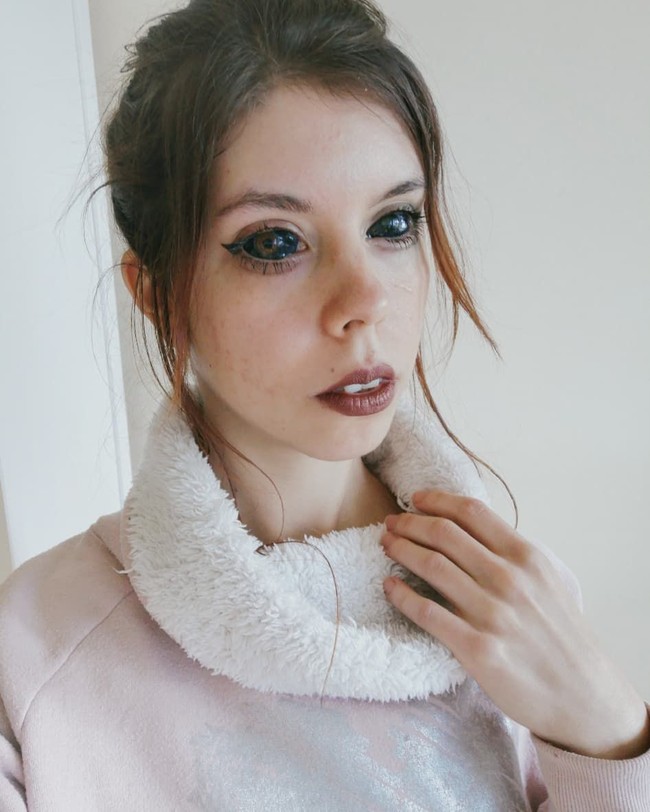 Wanita ini melakukan tindakan ekstrem dengan mentato matanya. Ingin tampil quirky, namun wanita bernama Aleksandra Sadowska itu malah berakhir buta. Foto: dok. Instagram