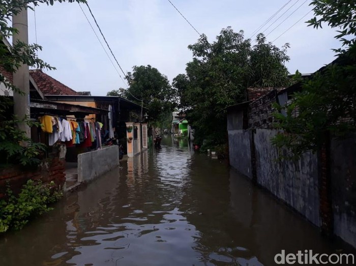 Setelah sempat surut, banjir kembali melanda desa-desa di Pasuruan. Sebanyak 10 desa di 3 kecamatan tergenang banjir.