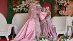 Mantap! Ibu dan Tiga Putrinya Nikah Bareng di Lapangan Bola Ciamis