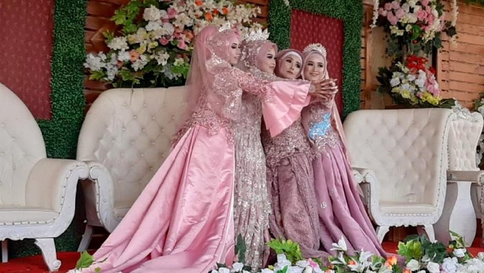 Resepsi pernikahan seorang ibu dan tiga putrinya viral di media sosial. Pernikahan empat pasang pengantin itu digelar di lapangan Sepakbola Ciamis, Jabar.