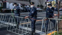 Sejumlah petugas kepolisian tampak mengenakan masker saat bertugas menjaga area di sekitar gelaran acara Maraton Tokyo 2020.