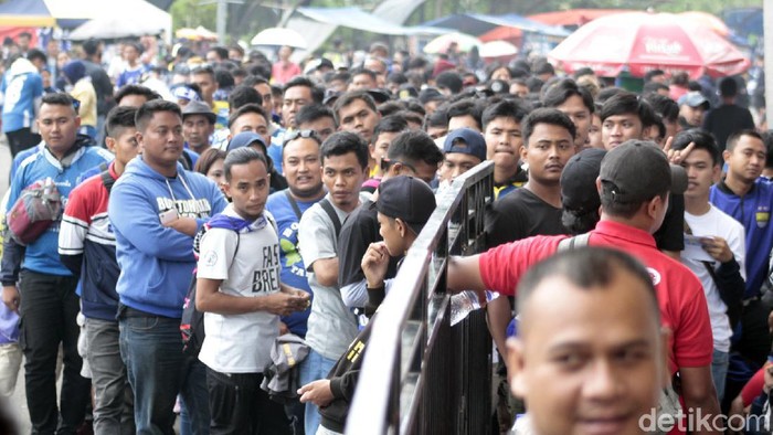 Bobotoh sudah tak sabar menantikan Shopee Liga 1 2020. Mereka pun datang ke Stadion Si Jalak Harupat untuk saksikan laga Persib Bandung Vs Persela Lamongan.