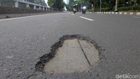 Ukuran lubang bervariasi. Yang berukuran kecil memiliki lebar sekitar 10 cm, sementara yang besar bisa sampai sekitar 30 cm. 