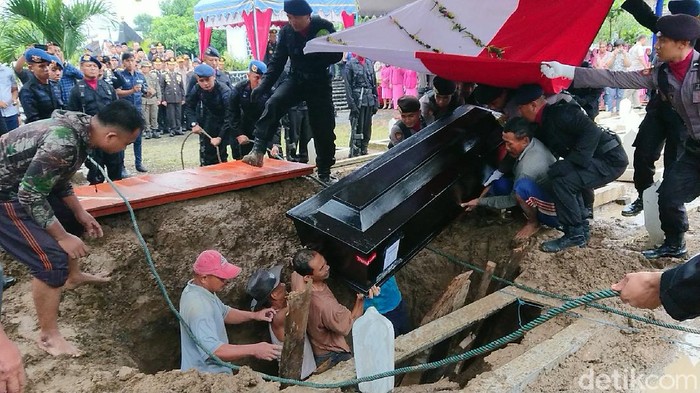 Jenazah Bharatu Anumerta Doni Priyanto, anggota Brimob yang gugur dalam operasi Nemangkawi 2020 di Papua dimakamkan. Jenazah dimakamkan di Taman Makam Pahlawan (TMP) Trenggalek.