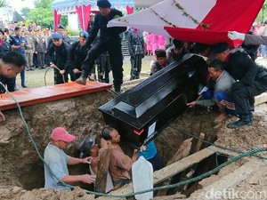 TMP Trenggalek Jadi Peristirahatan Terakhir Brimob yang Gugur di Papua
