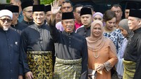 Muhyiddin Yassin melambaikan tangan kepada awak media saat akan berangkat menuju Istana Negara untuk dilantik menjadi Perdana Menteri Malaysia. AP Photo/Johnshen Lee.
