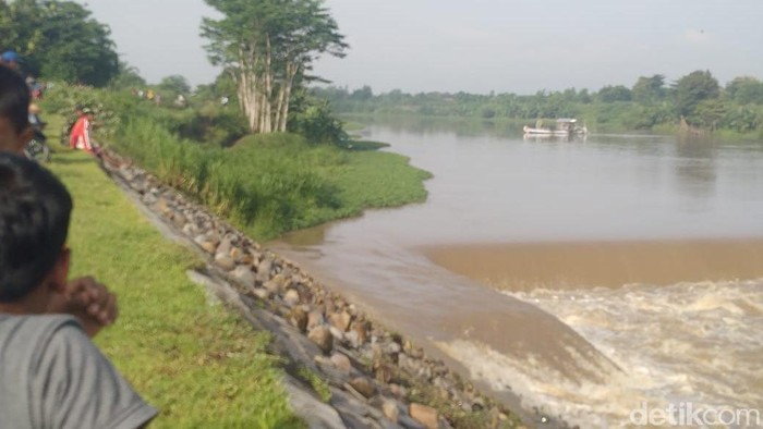 Sebuah perahu kayu yang digunakan untuk transportasi menyeberangi Sungai Brantas terbalik di Jombang. Kecelakaan ini mengakibatkan tiga penumpang dan satu awak perahu yang tenggelam sampai pagi ini belum ditemukan.