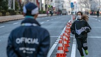 Maraton Tokyo 2020 pun menjadi salah satu kegiatan yang tetap diselenggarakan di tengah ancaman mewabahnya virus corona. Meski tetap diselenggarakan sejumlah persyaratan diberlakukan guna mencegah penyebaran COVID-19 tersebut.