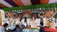 Resepsi nikah bareng satu keluarga ini berlangsung di Lapang Sepakbola Pasirpeti, Dusun Pasirjaya RT 7 RW 1, Desa Andapraja, Kecamatan Rajadesa, Kabupaten Ciamis, Jawa Barat, pada Selasa (25/2). Foto: Istimewa/Dok. Mempelai Pengantin Tati dan Irfan.