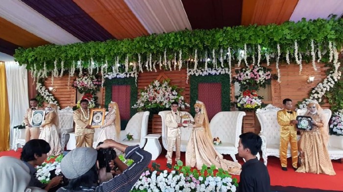 Resepsi pernikahan seorang ibu dan tiga putrinya viral di media sosial. Pernikahan empat pasang pengantin itu digelar di lapangan Sepakbola Ciamis, Jabar.