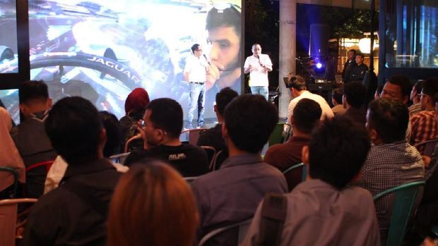 Panitia Formula E bertemu dengan penggemar