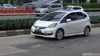 Ada pula pengendara yang memilih menghindari jalan berlubang tersebut saat melintas di kawasan MT Haryono, Jakarta.