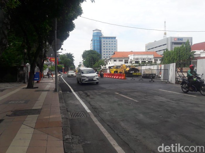 Jalan Yos Sudarso Surabaya sudah dibuka separuh. Yakni di sisi timur.