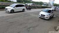 Para pengendara pun kerap mengurangi laju kecepatan saat melintas di jalan yang berlubang tersebut.