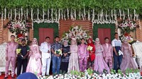 Resepsi pernikahan berlangsung menarik perhatian lantaran pelaminan berjejer panjang. Sehingga banyak warga bukan undangan datang menghadiri pesta resepsi nikah bareng empat pasang mempelai tersebut. Foto: Istimewa/Dok. Mempelai Pengantin Tati dan Irfan.