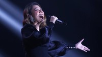 Dia menyanyikan beberapa lagu yang didedikasikan untuk Ashraf. (Foto: Hanif Hawari)