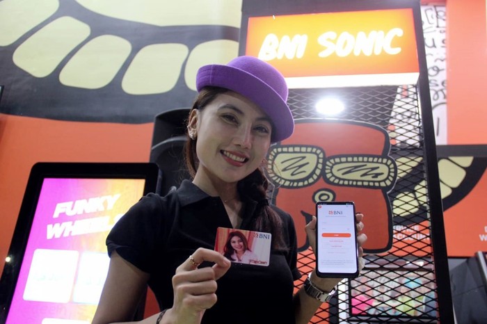 Keren! Bisa Desain TapCash Sendiri di BNI Java Jazz 2020 Pengunjung BNI Java Jazz Festival 2020 membuat TapCash desain pribadi di Jakarta, Minggu (1/3/2020). Begini hasilnya. Keren!
