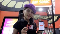 Pengunjung BNI Java Jazz Festival 2020 melakukan pembukaan rekening menggunakan fasilitas BNI Sonic di Jakarta, Minggu, (1/3/2020). Foto: dok. BNI