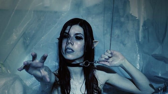 Sang model memiliki penampilan yang quirky. Ia kerap berdandan seperti alien dan peri. Tak heran jika ia terobsesi punya penampilan yang beda dengan mentato bagian sklera matanya, namun ia berakhir dengan penyeasalan.  Foto: dok. Instagram