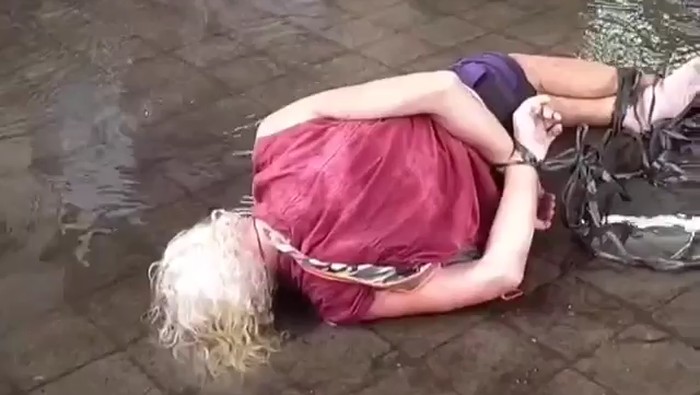 Turis asal Rusia yang diikat warga karena ngamuk di minimart Ubud (Screenshot video yang dikirimkan warga)