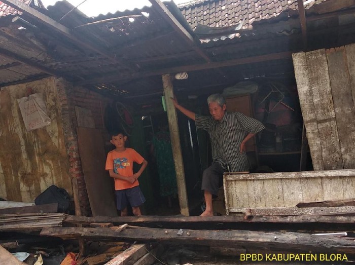 Rumah warga ambrol saat diguyur hujan deras di Blora, Minggu (1/3/2020).