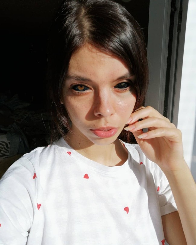 Wanita asal Polandia itu mentato bagian putih mata atau sklera menjadi warna hitam. Aleksandra ingin seluruh matanya menjadi hitam sehingga tampak bola mata yang besar.  Foto: dok. Instagram