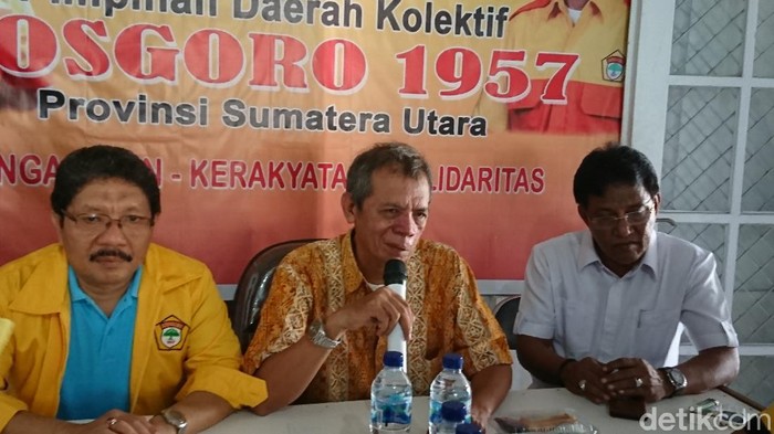 Riza Fakhrumi Tahir, Ketua Kosgoro 1957 Sumut (tengah) (Ahmad Arfah Fansuri/detikcom)