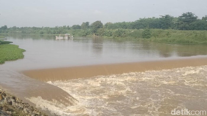 Perahu penyeberangan Sungai Brantas di Jombang terbalik hingga empat orang hilang. Seperti apa kronologinya?