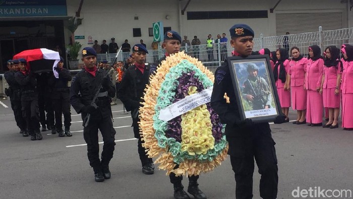 Bharatu Anumerta Doni Priyanto gugur dalam baku tembak selama tiga jam dengan kelompok kriminal separatis bersenjata (KKSB) di Papua. Jenazahnya sudah dibawa ke Trenggalek.