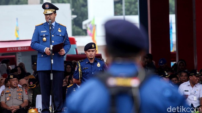 Gubernur DKI Jakarta Anies Baswedan hadiri HUT Dinas Gulkarmat ke-101 Provinsi DKI Jakarta. Ia menjadi inspektur upacara di acara itu.