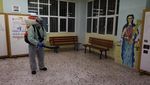Virus Corona Landa Yunani, Sekolah di Athena Mandi Desinfektan
