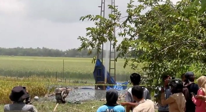 Sebuah lubang menyemburkan material berupa air bercampur lumpur dan batu di Dusun Karangasem, Desa Karanganyar, Kecamatan Purwodadi, Grobogan buat heboh masyarakat.