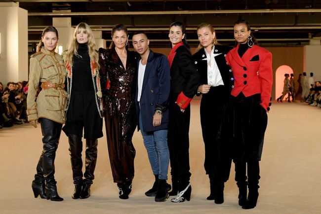 Helena bukan satu-satunya model lawas yang berlenggang di catwalk Balmain kali ini. Olivier Rousteing, direktur kreatif Balmain, turut menggandeng Esther Cañadas, Liya Kebede, Julia Stegner, Caroline Ribeiro dan Erin Wasson. Foto: Getty Images/Pascal Le Segretain