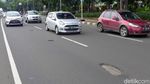 Waduh! Ruas Jalan Gatot Subroto Arah Cawang Banyak Lubang